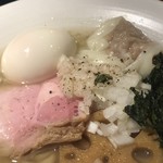 要の塩 - 《魚介スープに特製背脂を合わせた》塩そば　あしらい