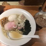 要の塩 - 《魚介スープに特製背脂を合わせた》塩そば　のほぐし煮豚飯セット ¥1,200 味玉 ¥100 