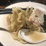 要の塩 - 《魚介スープに特製背脂を合わせた》塩そば　麺リフト