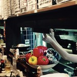 すいば 四条河原町店 - カウンターからの景色。白い二の腕が艶めかしいなあ (^_^)