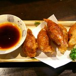 Izakaya Kuukai - 鶏皮ぎょうざ500円  外はパリパリ、中はジューシー♪