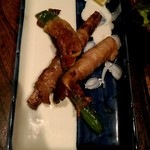 薬膳ハリハリ鍋ごんじゅ - 三種類の豚バラ巻き。ピーマン、シシトウ、、なんだっけ。忘れたw