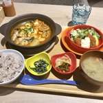 chawan - 広島産牡蠣のスンドゥブチゲと牡蠣フライ(\1,280)　キヌアごはん黒米入チョイス