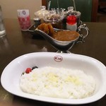 欧風カレー ボンディ - ソースポットに綺麗に盛り付けられた海老カレーが欧風の装いを感じさせます。