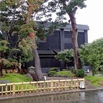 割烹 新多久 - 昼の佇い①；駐車場より. 整った庭です @2017/10/22