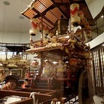 割烹 新多久 - おしゃぎり会館に展示の"おしゃぎり(山車)"；円形フロアに５基が並びます @1017/10/22