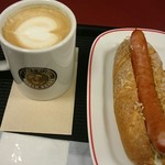 カフェ・ベローチェ - ホットのカフェラテとホットドッグ。パンは全粒粉のもの。