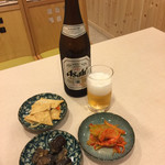 韓国居酒屋 和 - 中瓶ビール¥550(税別)と無料の付け合わせ。