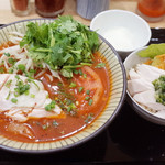 鶏飯屋　くろ澤 - トマトのフォーとミニ鶏飯丼セット(1150円)＋パクチー大盛(100円)