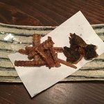 にょろ助 瓢六亭 - 八郎潟産天然鰻の骨せんべいとえり素揚げ