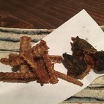 にょろ助 瓢六亭 - 八郎潟産天然鰻の骨せんべいとえり素揚げ