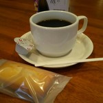 兵庫県立芸術文化センター - ホットコーヒー400円 フィナンシェ200円 税込み
