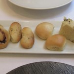 アマルフィイ - フォカッチャ、ローズマリーのパン、他