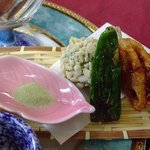 和食屋　はんなり - 揚物。奥のヨモギ色の揚物・・・素材はよう分りませんでしたが美味しかった。