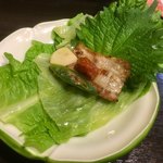 梁 - こちらのサムギョプサルは豚バラ肉1枚を全ての野菜で包んで食べるのがおすすめ！青唐辛子と生ニンニクスライス、特製味噌ダレを合わせて最高〜(*´∇｀*)❤️