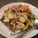 まぐろ丼　加一 - マグロと１０種類の野菜サラダ…800円