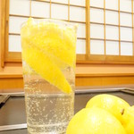 Yorozu Ya - レモンを氷結し、氷を一切使用しない超レモンサワー1杯目500円2杯目以降チューハイおかわり350円