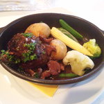 ビストロ ア ラ ドゥマンド - 本日の肉料理はバーグにベーコンが巻かれていました（2011.04）