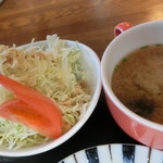 大増 - サラダと味噌汁