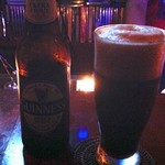 ムーンボウ - ギネスは、たっぷり泡を立てて三度注ぎかな。上手な注ぎ方で美味しい