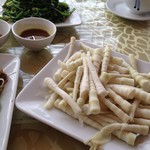 Nha Hang An Uong Bo Ho Hoa Binh - 手前：茹で筍　奥：空芯菜のにんにく炒め