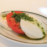 ウルフギャング・ステーキハウス 六本木 - 私は前菜の鮪のタルタルが食べられないのでこちらに変更。　「モッツァレラチーズとフレッシュトマト　　バジルペースト添え 」