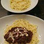 Italian::::Barr TOSCANA - 手前:日本一美味しいミートソース 1100円、奥:日本一美味しいミートソースのっけ麺 1050円