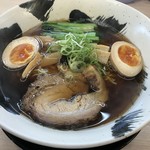 麺や暁 - 醤油ラーメン味玉入り、税込800円