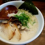 らーめん 麺泥棒 - とんこつラーメン700円