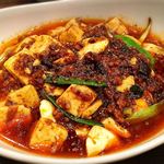 陳麻婆豆腐 1,000円。山椒などのスパイスのパンチが効いた見た目も味も逸品です。