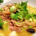 郷村居 - 豚ホルモンの煮込み　950円。辛いメニューが多い中での優しい味ですが、パクチーなどの香菜が絶妙なパランスを醸し出しています。