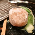 川波 - このあとは天ぷら。天ぷら用の岩塩を自分で削ります