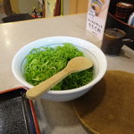 大福うどん - 薬味のネギは入れ放題です