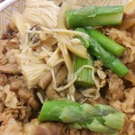 すき家 - すき家　キノコとアスパラ牛丼アップ