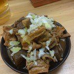 もつ焼き いとや - お通し？味噌味のガツ、フワ、ハチノスなど。特にフワ、上手に下処理されている。ウマイ！