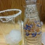 もつ焼き いとや - レモンサワー。縁に塩。