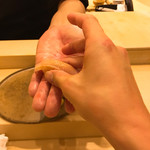 寿司処 しん - ぶりトロ 大将から手渡しで！