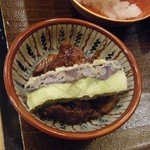 てんぷら 真 - 牛肉しぐれ煮で赤ナス天をいただく。