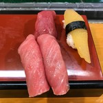 Happouzushi - 中トロ2貫、赤身、数の子