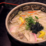Yukinoboukumadon - 煮込み野菜たっぷりの、かしわのうどん。
                      しゃきしゃきのキャベツ・もやし・パプリカ・玉ねぎ・人参・わかめ・葱が入っています。
                      長時間煮出した鶏だしとかつおだしが、野菜にとろみとこくを与えます。