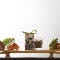 カウンターから望む板仕事。空間・料理は御接待、祝いの席に花咲かせます