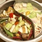 薬膳料理 kitchen kampo's - きのこ、野菜投入