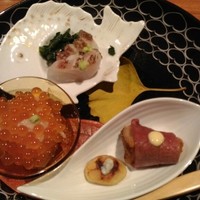 ラ・ボンバンス - 前菜（ミニイクラ丼、鯛刺身、栗とゴルゴンゾーラ、エリンギ揚げ肉巻き）