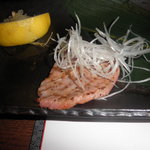 西中洲 楽久虎 - 上タン、厚みがあり。レモンと塩だけでシンプルに