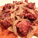 BALLADE - 「コンビーフと玉ねぎ炒め　焼きチーズ敷き」：コンビーフとカリカリチーズが“旨みと香りのバトル”を展開！