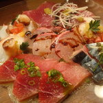 びすとろ UOKIN - 2011/05 海の幸カルパッチョ６点(６８０円)。千葉〆サバ 鹿児島カツオ マグロ南半球 愛媛カンパチ 北海道ホッキ貝 三重タコ