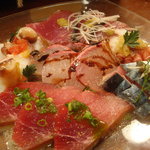 びすとろ UOKIN - 2011/05 海の幸カルパッチョ６点(６８０円)。千葉〆サバ 鹿児島カツオ マグロ南半球 愛媛カンパチ 北海道ホッキ貝 三重タコ