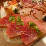 びすとろ UOKIN - 2011/05 海の幸カルパッチョ６点(６８０円)。千葉〆サバ 鹿児島カツオ マグロ南半球 愛媛カンパチ 北海道ホッキ貝 三重タコ