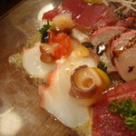 びすとろ UOKIN - 2011/05 海の幸カルパッチョ６点(６８０円)。千葉〆サバ 鹿児島カツオ マグロ南半球 愛媛カンパチ 北海道ホッキ貝 三重タコ