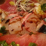 びすとろ UOKIN - 2011/05 海の幸カルパッチョ６点(６８０円)。千葉〆サバ 鹿児島カツオ マグロ南半球 愛媛カンパチ 北海道ホッキ貝 三重タコ